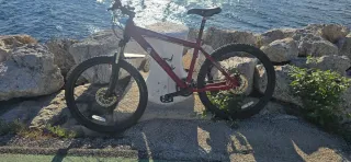 Bicicleta de montaña roja