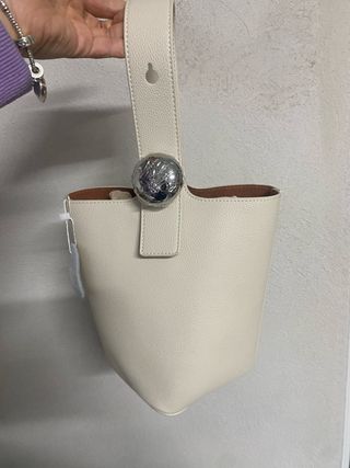 Bolso de mano crema con detalle metálico