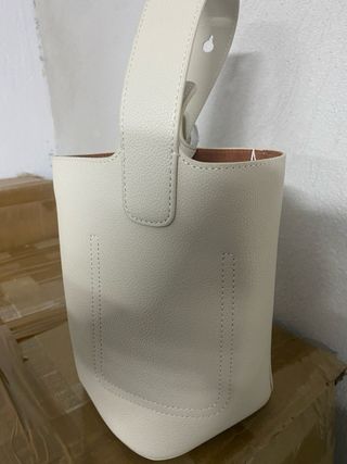 Bolso de mano crema con detalle metálico
