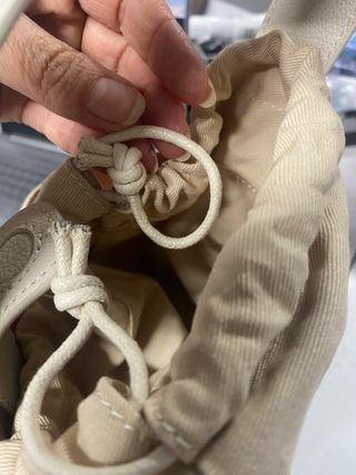 Bolso de mano crema con detalle metálico