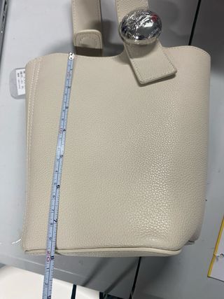 Bolso de mano crema con detalle metálico