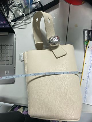 Bolso de mano crema con detalle metálico