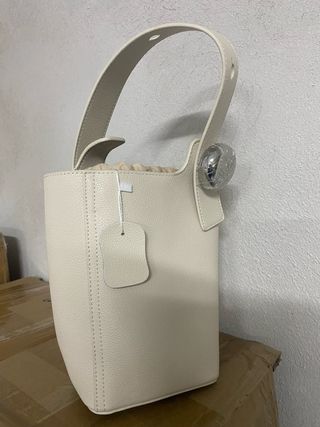Bolso de mano crema con detalle metálico