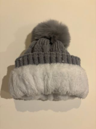 Gorro de invierno con pompón gris