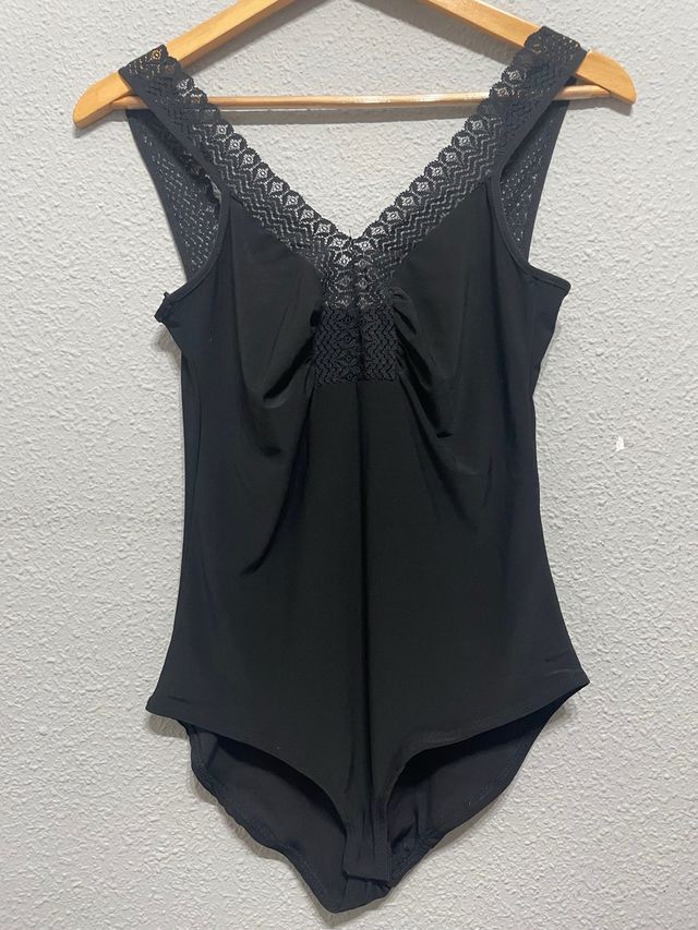 Body negro con encaje
