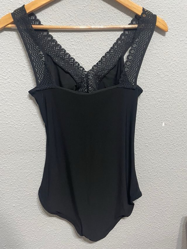 Body negro con encaje
