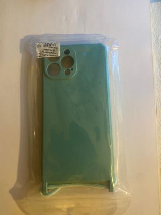 Funda IPhone 13 Pro Max turquesa con cordón.