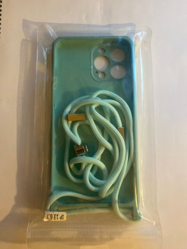 Funda IPhone 13 Pro Max turquesa con cordón.