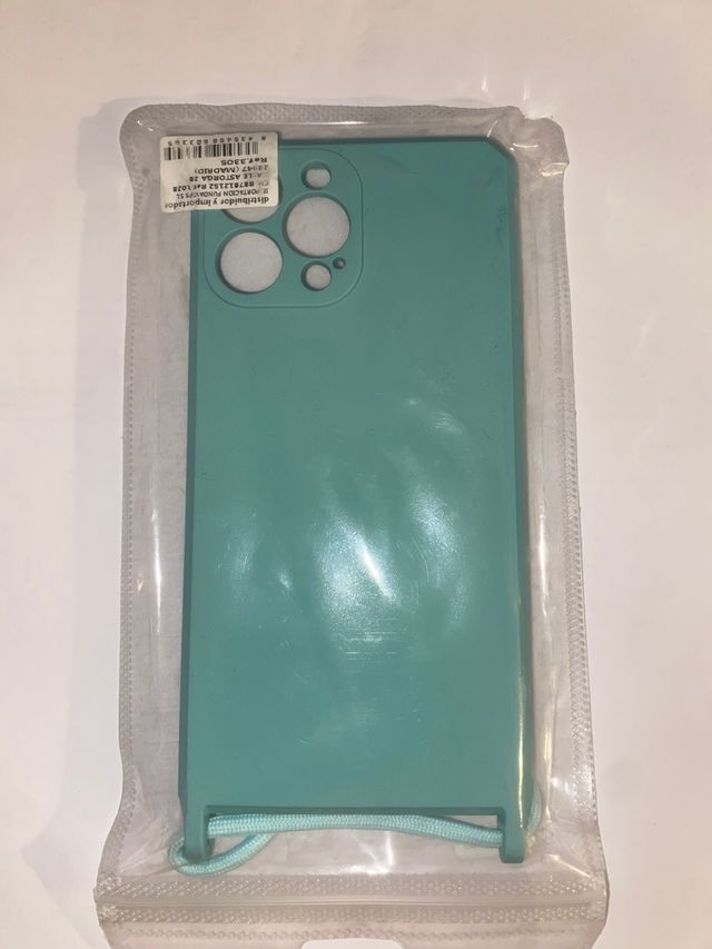 Funda IPhone 13 Pro Max turquesa con cordón.