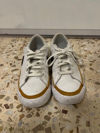 Zapatillas Nike Blancas y Doradas Talla 42