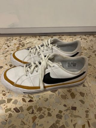 Zapatillas Nike Blancas y Doradas Talla 42