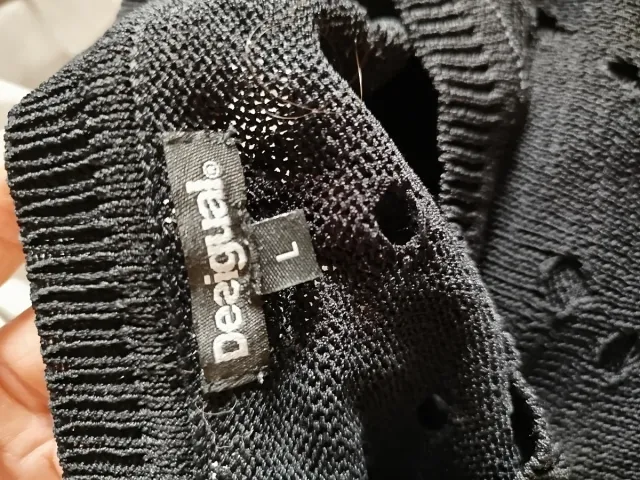 Vestido negro troquelado con forro