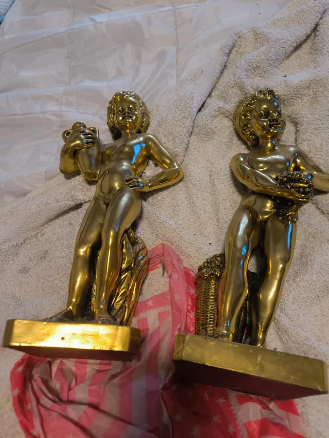 Figuras decorativas doradas de metal