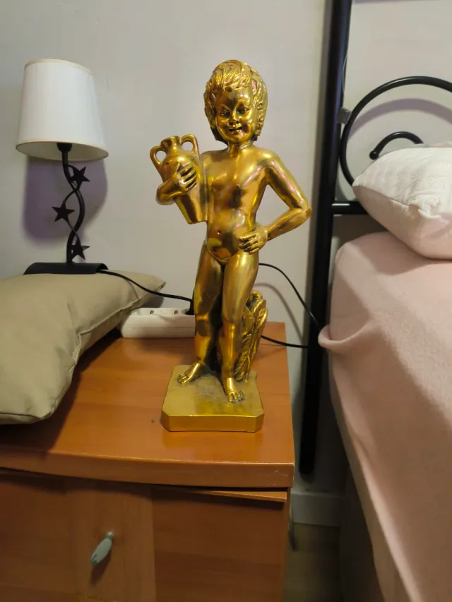 Figuras decorativas doradas de metal