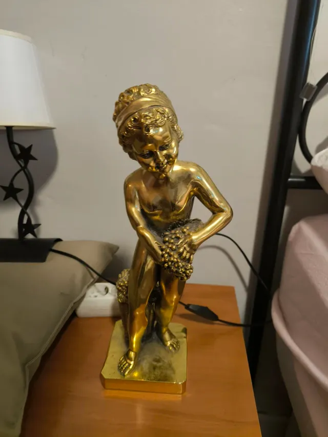 Figuras decorativas doradas de metal