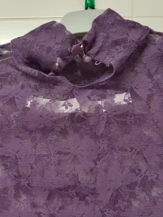 Blusa morada de encaje
