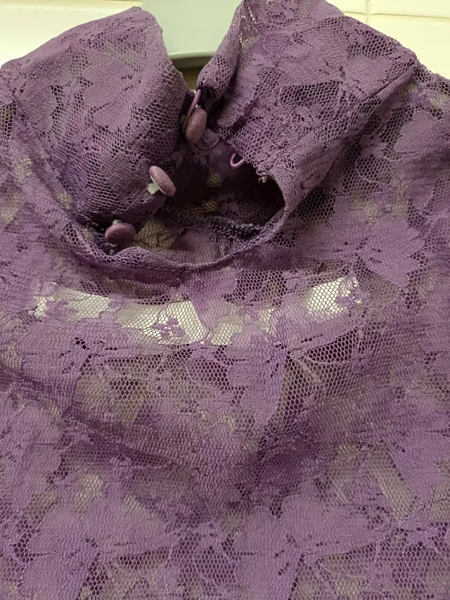 Blusa morada de encaje