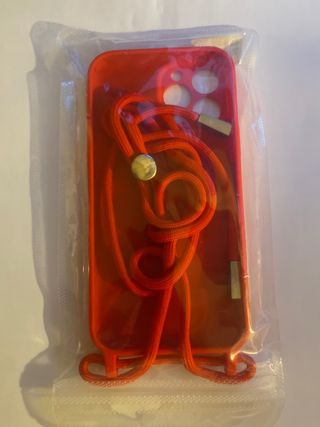 Funda IPhone 13 Pro Max roja con cordón.