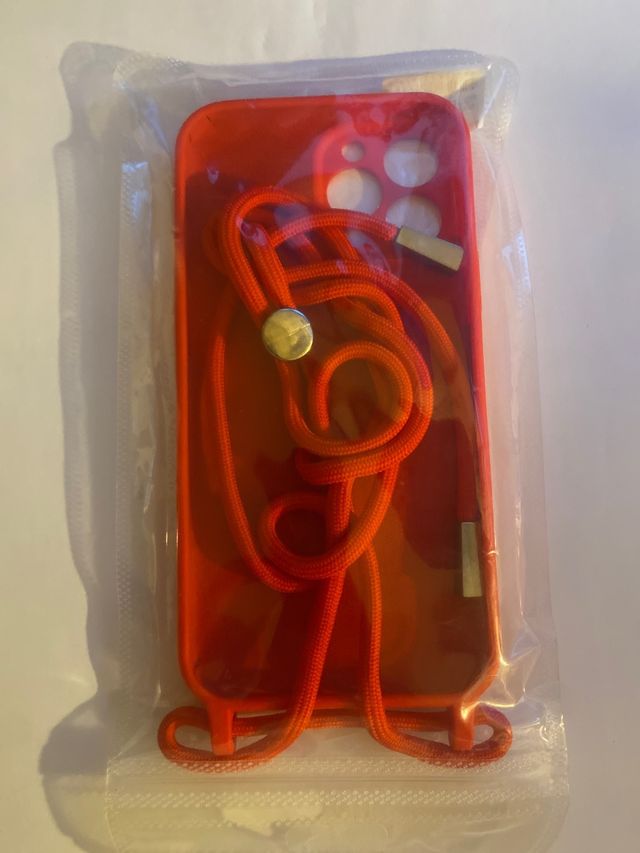 Funda IPhone 13 Pro Max roja con cordón.