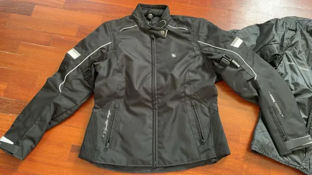 Giacca moto invernale nera con protezioni