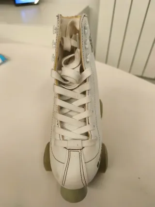 Patines de 4 ruedas blancos. Talla 34