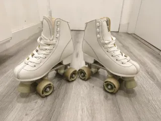 Patines de 4 ruedas blancos. Talla 34