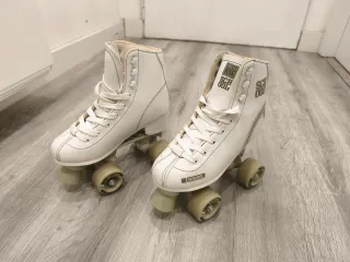Patines de 4 ruedas blancos. Talla 34