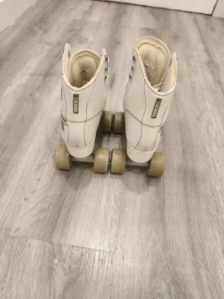 Patines de 4 ruedas blancos. Talla 34