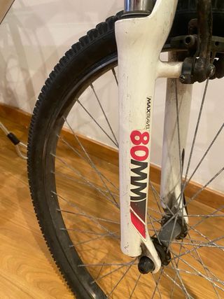 Bicicleta de montaña blanca