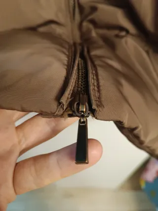 Abrigo Zara plumífero verde marrón