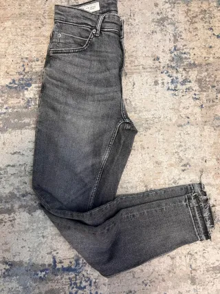 Pantalones vaqueros grises desgastados