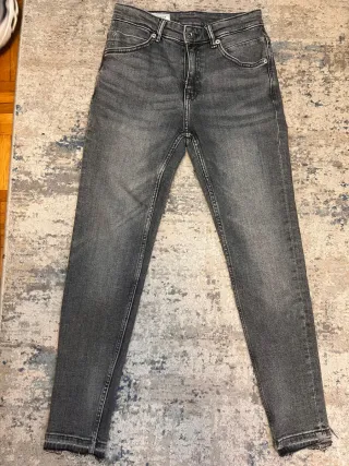 Pantalones vaqueros grises desgastados