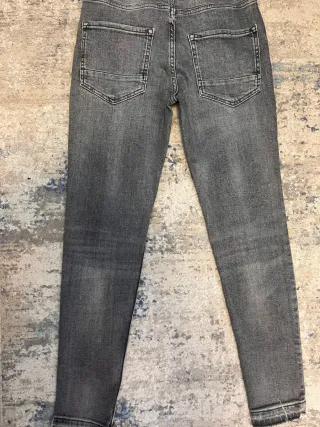 Pantalones vaqueros grises desgastados