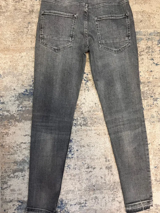 Pantalones vaqueros grises desgastados