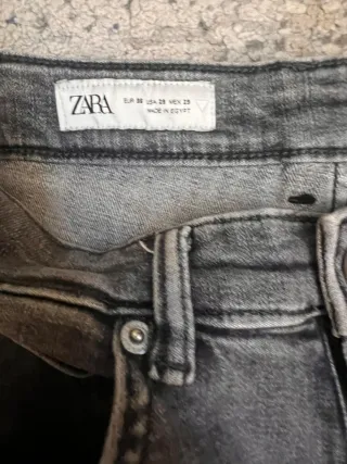 Pantalones vaqueros grises desgastados