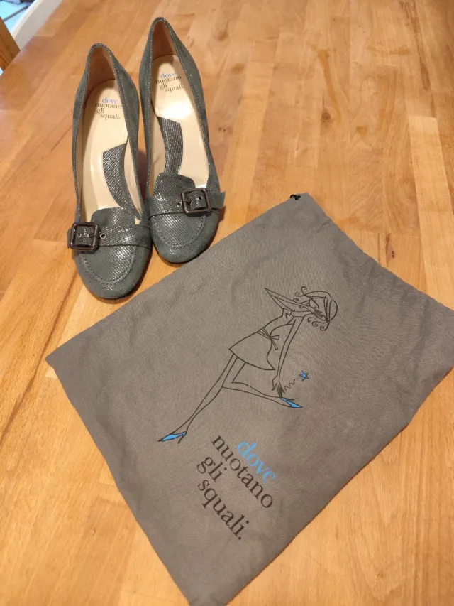 Décolleté grigie con fibbia