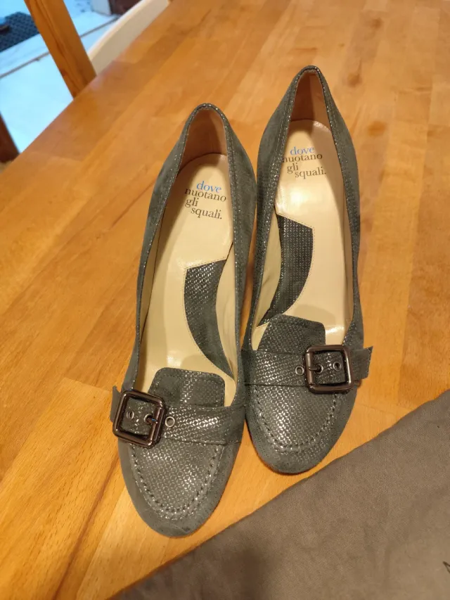 Décolleté grigie con fibbia