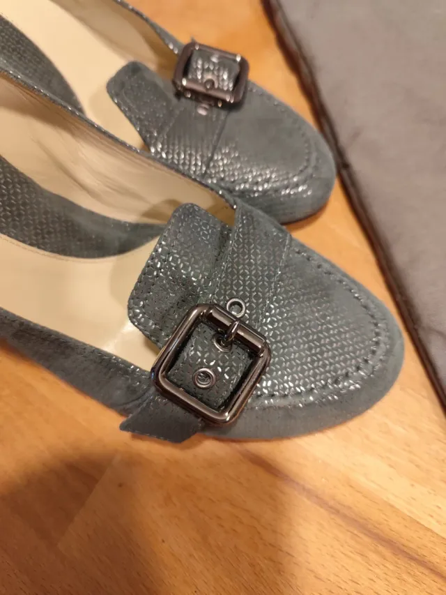 Décolleté grigie con fibbia