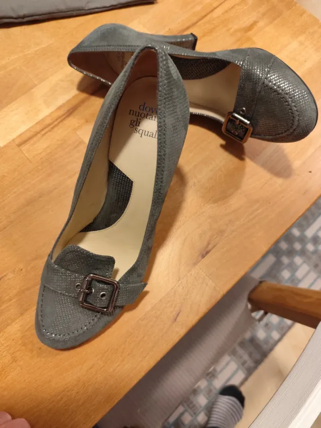 Décolleté grigie con fibbia