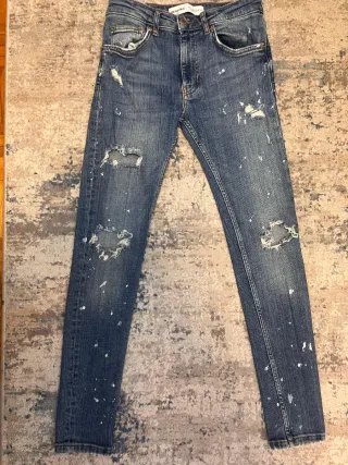 Pantalones vaqueros rotos con salpicaduras