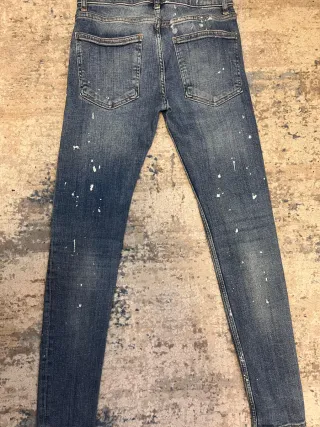 Pantalones vaqueros rotos con salpicaduras