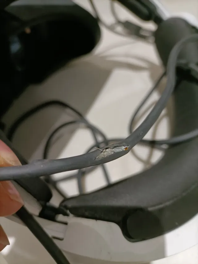 Auriculares VR con cable dañado