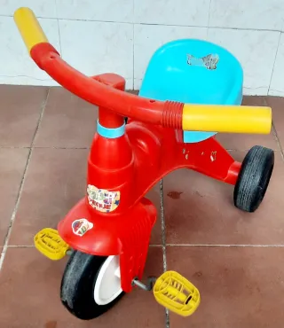 Triciclo infantil rojo y azul
