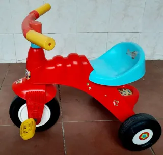 Triciclo infantil rojo y azul