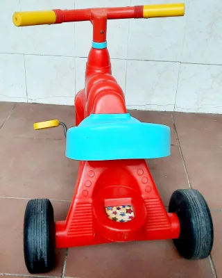 Triciclo infantil rojo y azul