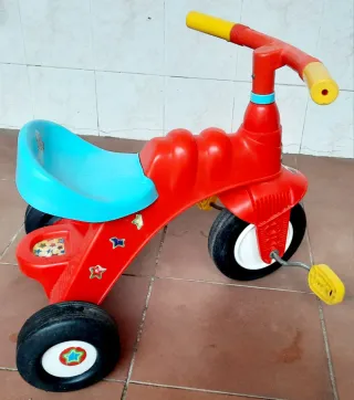 Triciclo infantil rojo y azul