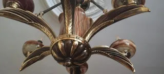 Lámpara de salón dorada y multicolor