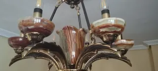 Lámpara de salón dorada y multicolor