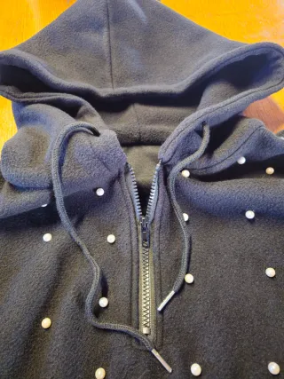 Vestitino in pile con perle bianche