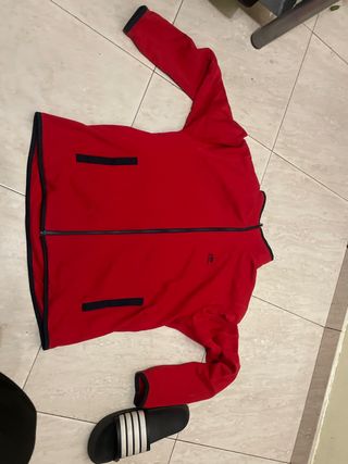 Chaqueta polar roja con cremallera